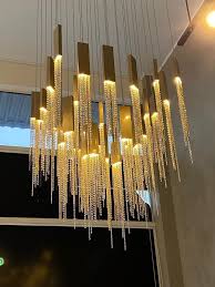 Lustre Moderno com Gotas de Cristal Suspensas